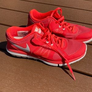 Women’s Nikes sz 7.5